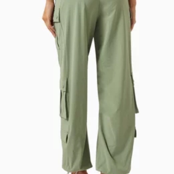 ALICE + OLIVIA
Shara Parachute Cargo Pants in Recycled-nylon - Picture 3 of 4